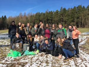 Gymnasialklassen beteiligen sich am Osterputz