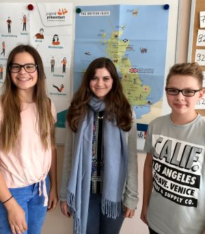 Emma Tulley (Mitte) mit Elisa Baus und Adrian Koch aus der Klasse G7b