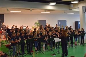 Schülerinnen und Schüler der BläserKlasse 5 unter der Leitung von Frau Nenzel-Dietrich