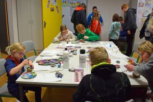 Steinmandalas zu bemalen kam bei den Grundschüler/Innen gut an