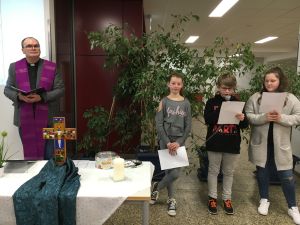 Kaplan Heinrich aus Neuhof mit Schülerinnen und Schülern, die sich auf den Gottesdienst vorbereitet hatten