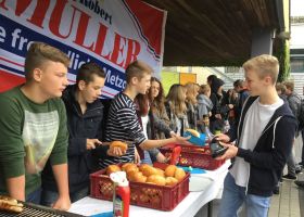 Durch den Verkauf von Speisen und Getränken konnte die Spende weiter erhöht werden.