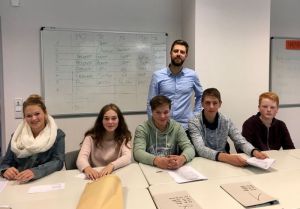 Lucas Klüber, Lehrer im Vorbereitungsdienst, mit dem Wahlhelferteam am Tag der Juniorwahl
